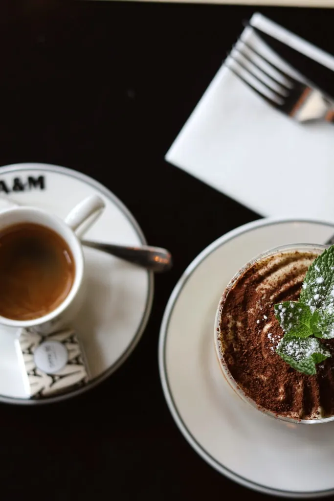 Expresso et tiramisu servis dans la vaisselle A&M du café