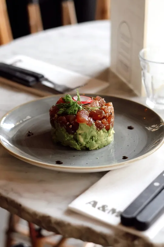 Tartare de thon sur lit d’avocat, dressé en cercle